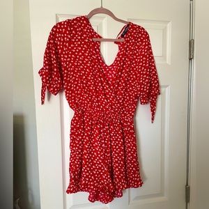 Red/ White Floral Summer Romper ❤️🌼 sz M, pockets